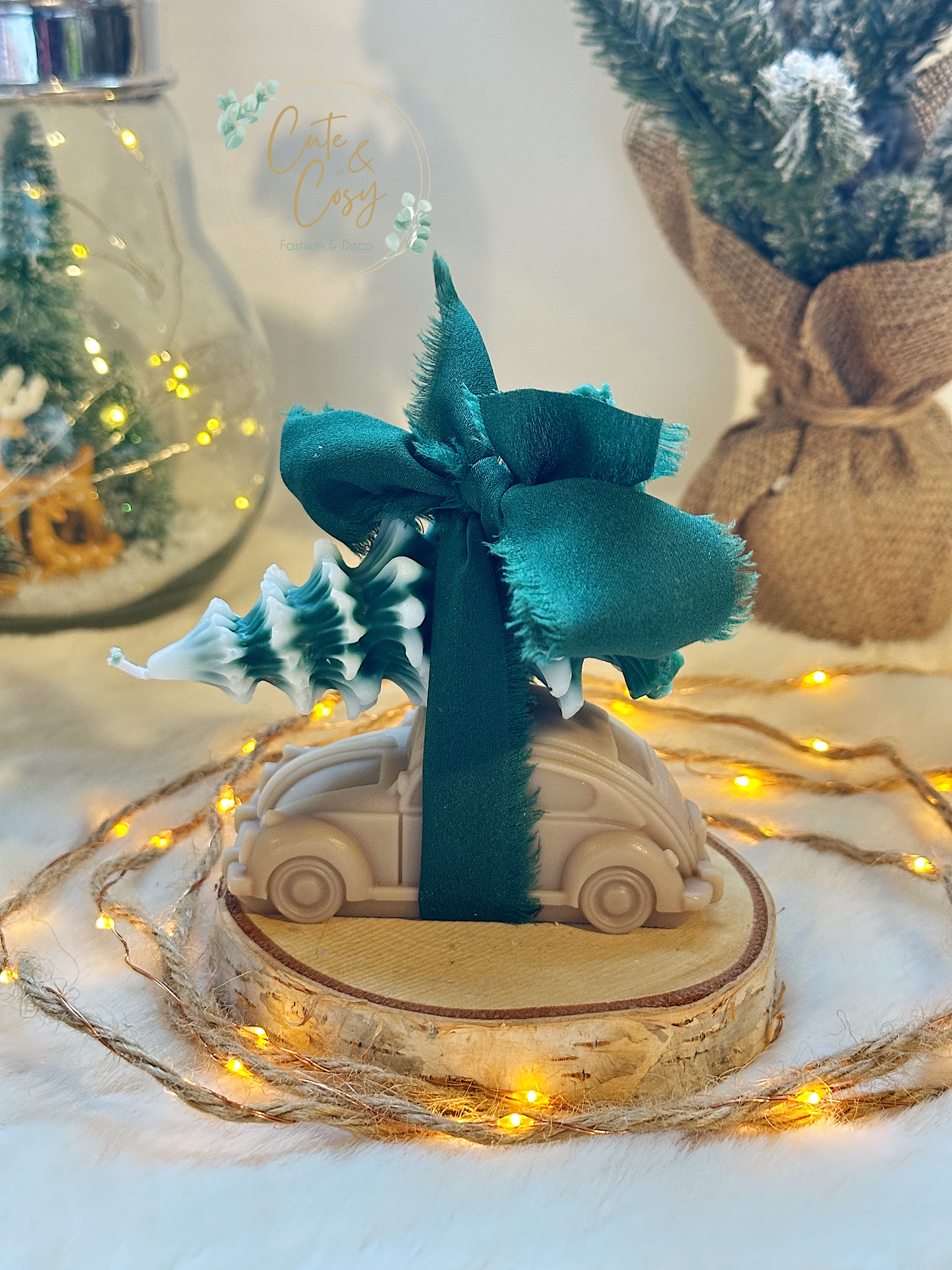 Car with Christmas tree - beige