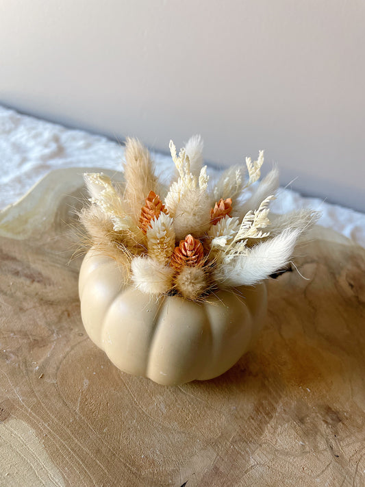 Pompoen met droogbloemen